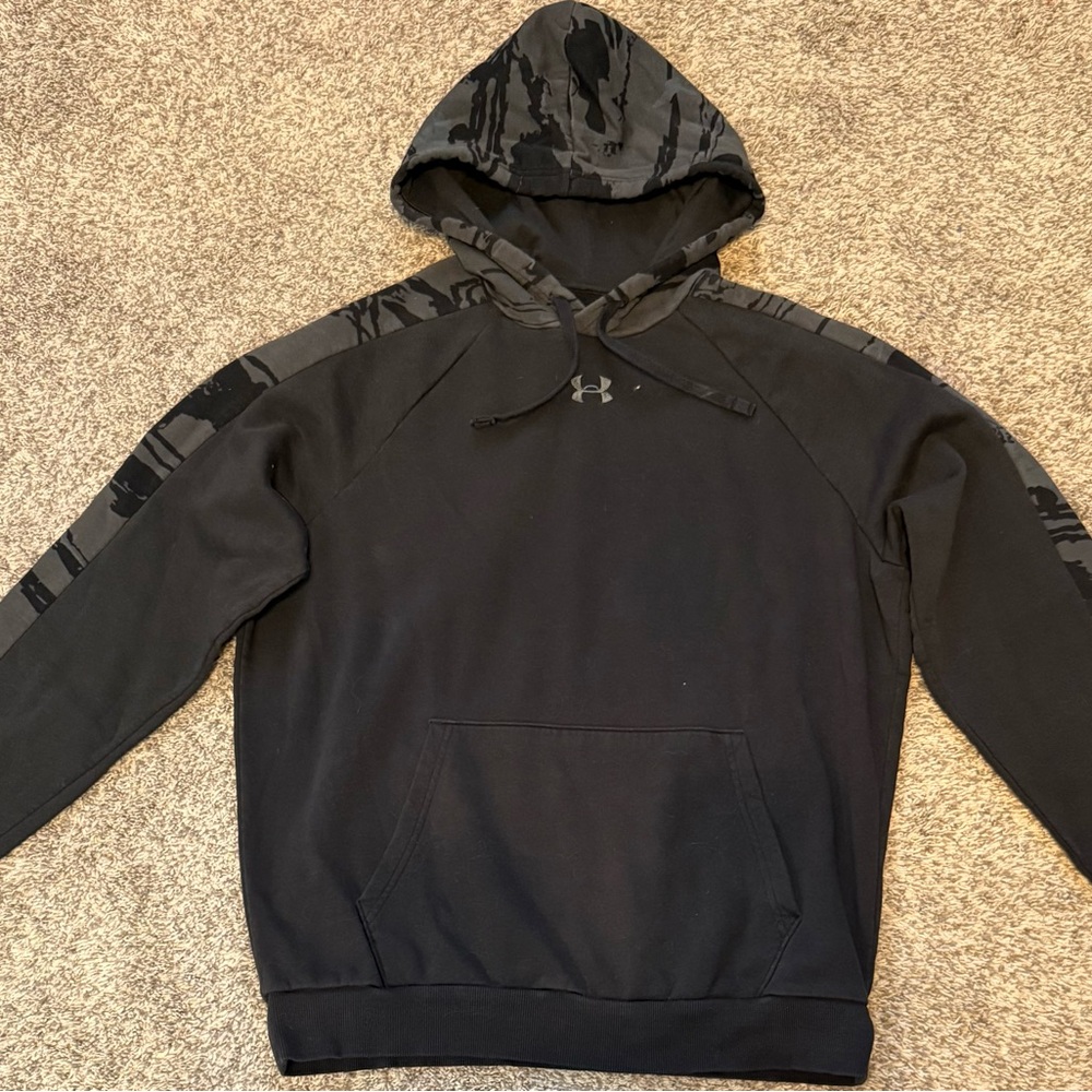 Men’s Under Armour Black & Grey Hoodie with Camouflage Accents. Size Medium.